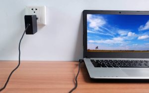 Cara Charger Laptop yang Benar Agar Tidak Cepat Rusak