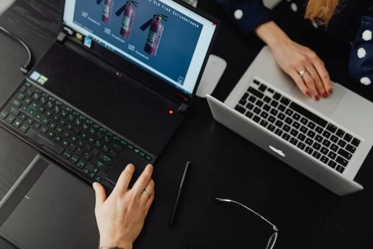Kebiasaan Buruk yang Menyebabkan Keyboard Laptop Bermasalah 