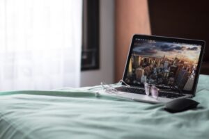 Tips Aman Menggunakan Laptop Diatas Kasur