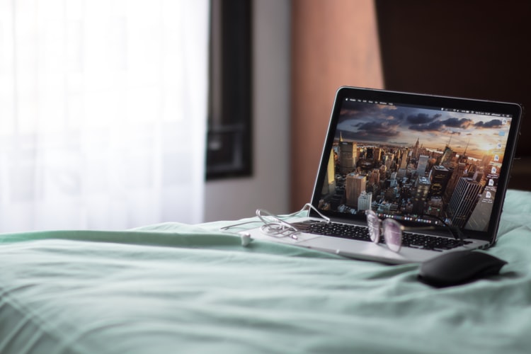 Tips Aman Menggunakan Laptop Diatas Kasur