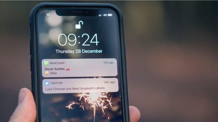 Penyebab Notifikasi di HP Sering Terlambat Masuk 
