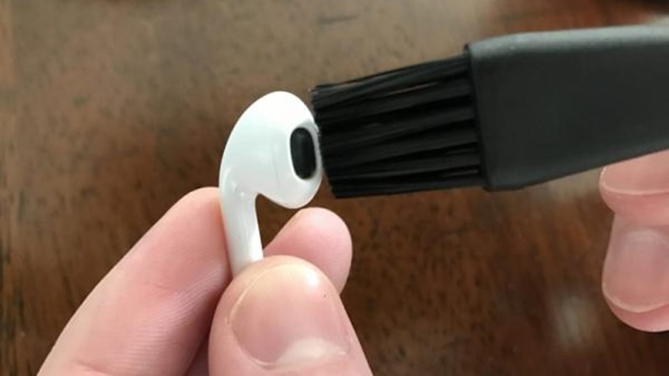 Cara Membersihkan Earphone TWS 