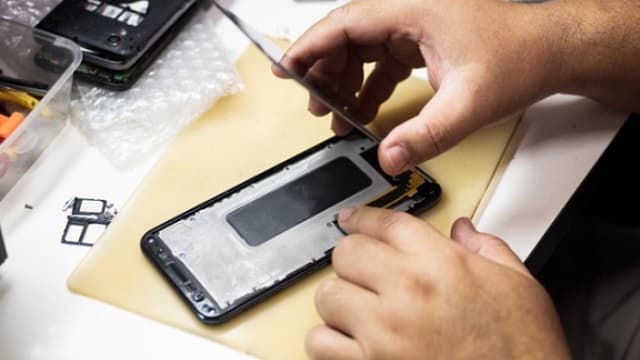 Jenis Lem yang Aman untuk LCD HP Lepas