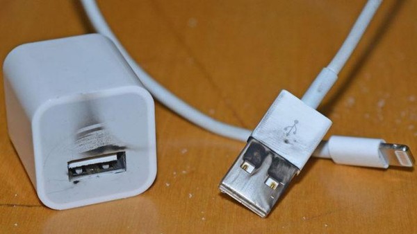 Tanda Adaptor Charger HP Rusak dan Tidak Aman Lagi 