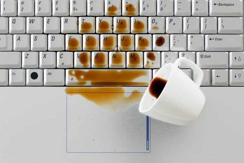Cara Mengatasi Keyboard Laptop yang Ketumpahan Air 