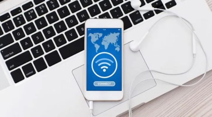 Resiko Menghubungkan Perangkat dengan WiFi Hotel 