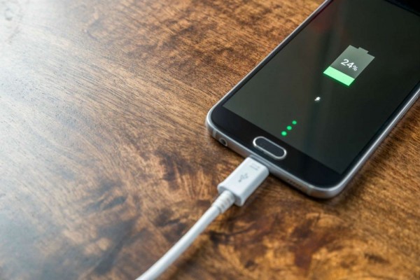 Faktor yang Bikin Pengecasan HP Lambat 