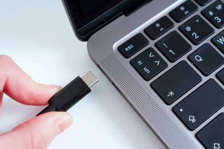 Kebiasaan Sepele yang Bikin Charger Laptop Cepat Rusak 